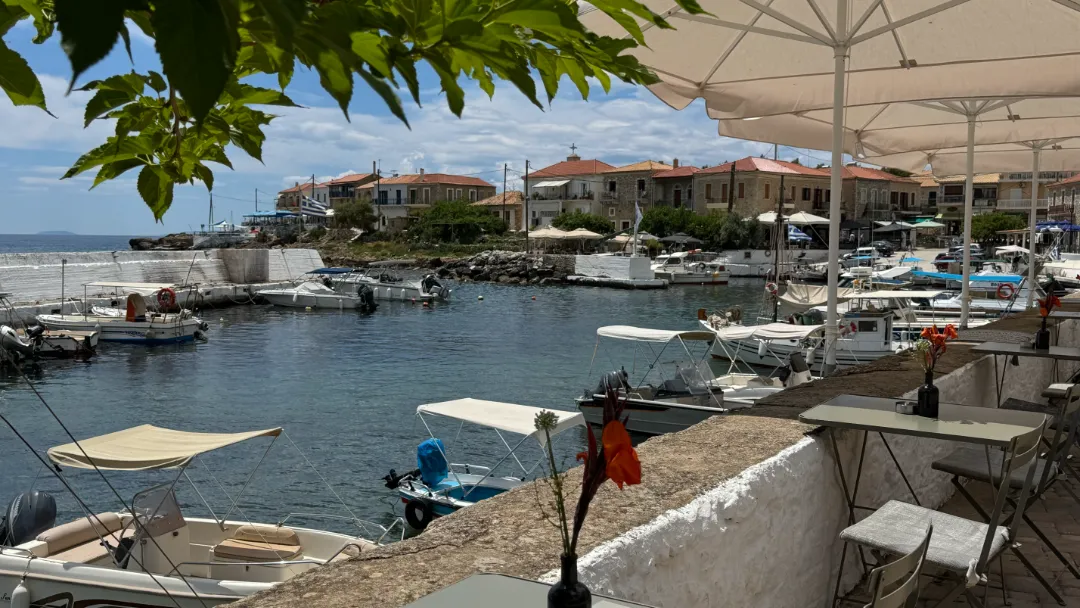 Agios Nikolaos Mani - Hafen von der Terrasse einer Taverne Agios Nikolaos Mani - Hafen von der Terrasse einer Taverne