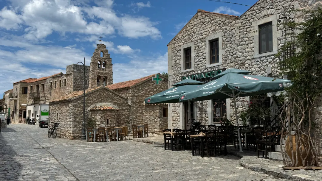 Areopoli - Gase und Kirche im Zentrum