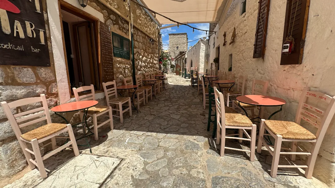 Bar in einer Gasse in Areopoli