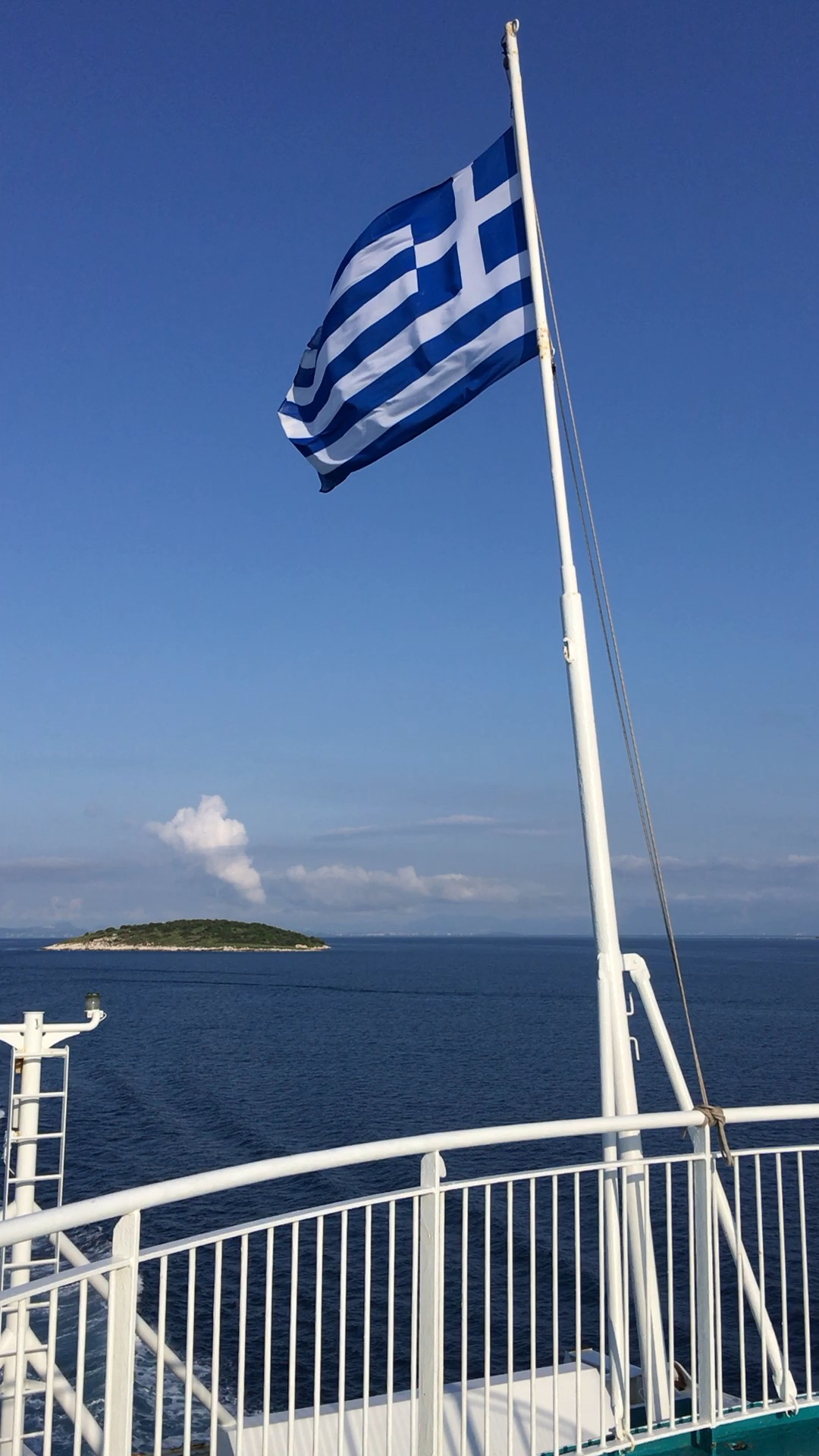 Griechische Fahne auf Fähre