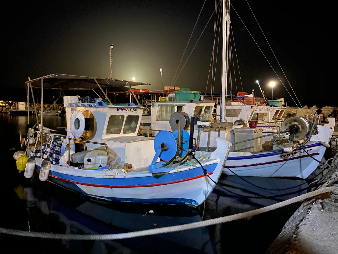 Fischerboote bei Nacht