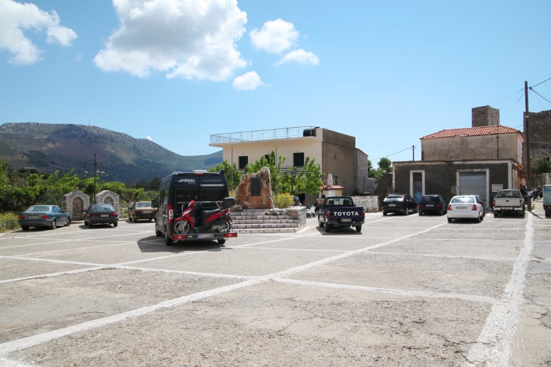Platia und Parkplatz in Flomochori