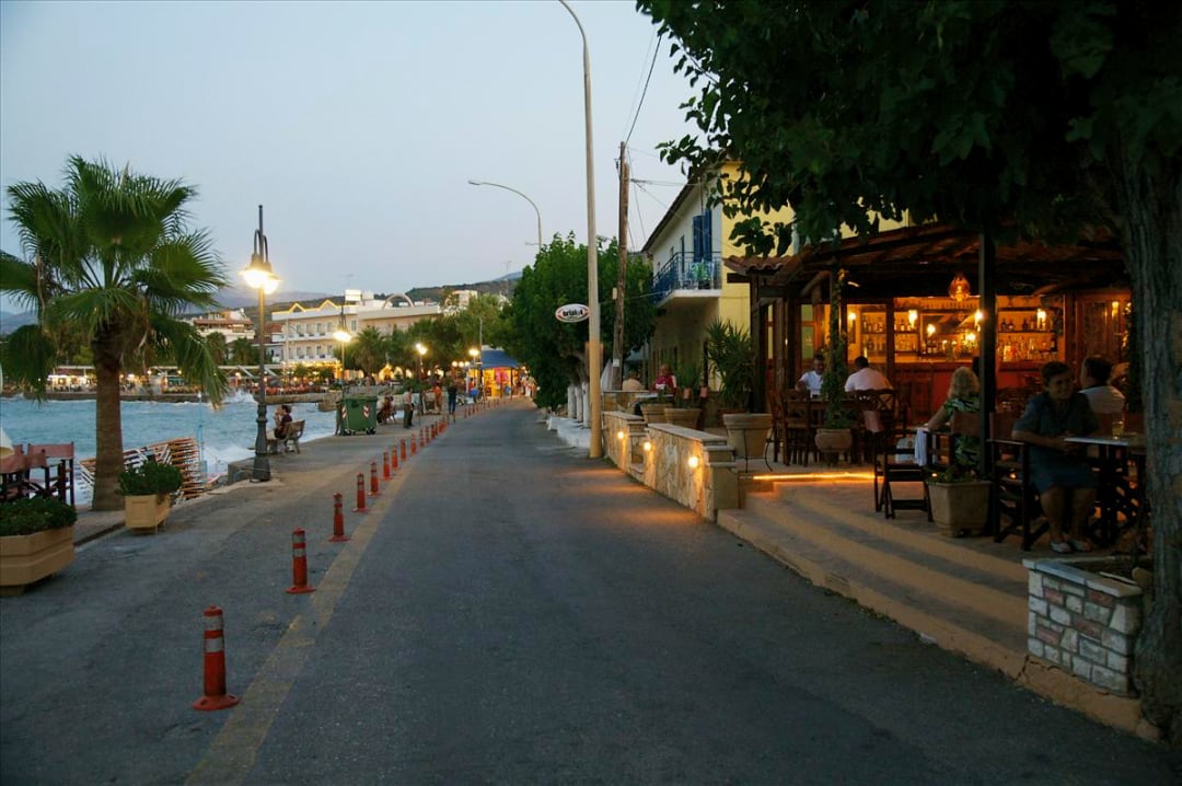 Strandpromenade in Longos am Abend
