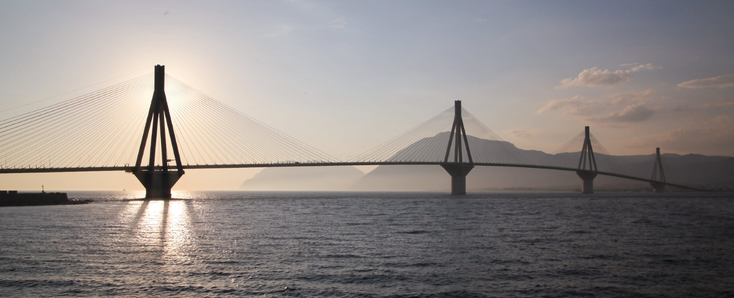 Rio-Antirrio-Brücke bei Sonnenuntergang